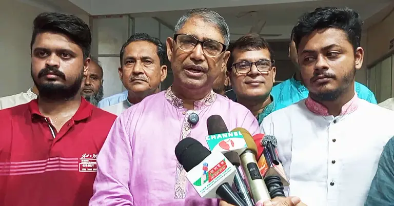 সাংবাদিকদের সঙ্গে কথা বলেছেন আহমেদ আযম খান